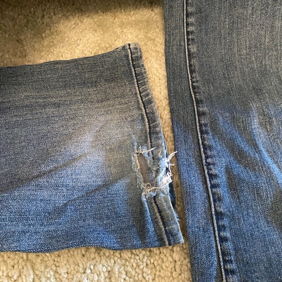 Vintage 2000s jean. Wide tapered leg. - Picture 2 of 6